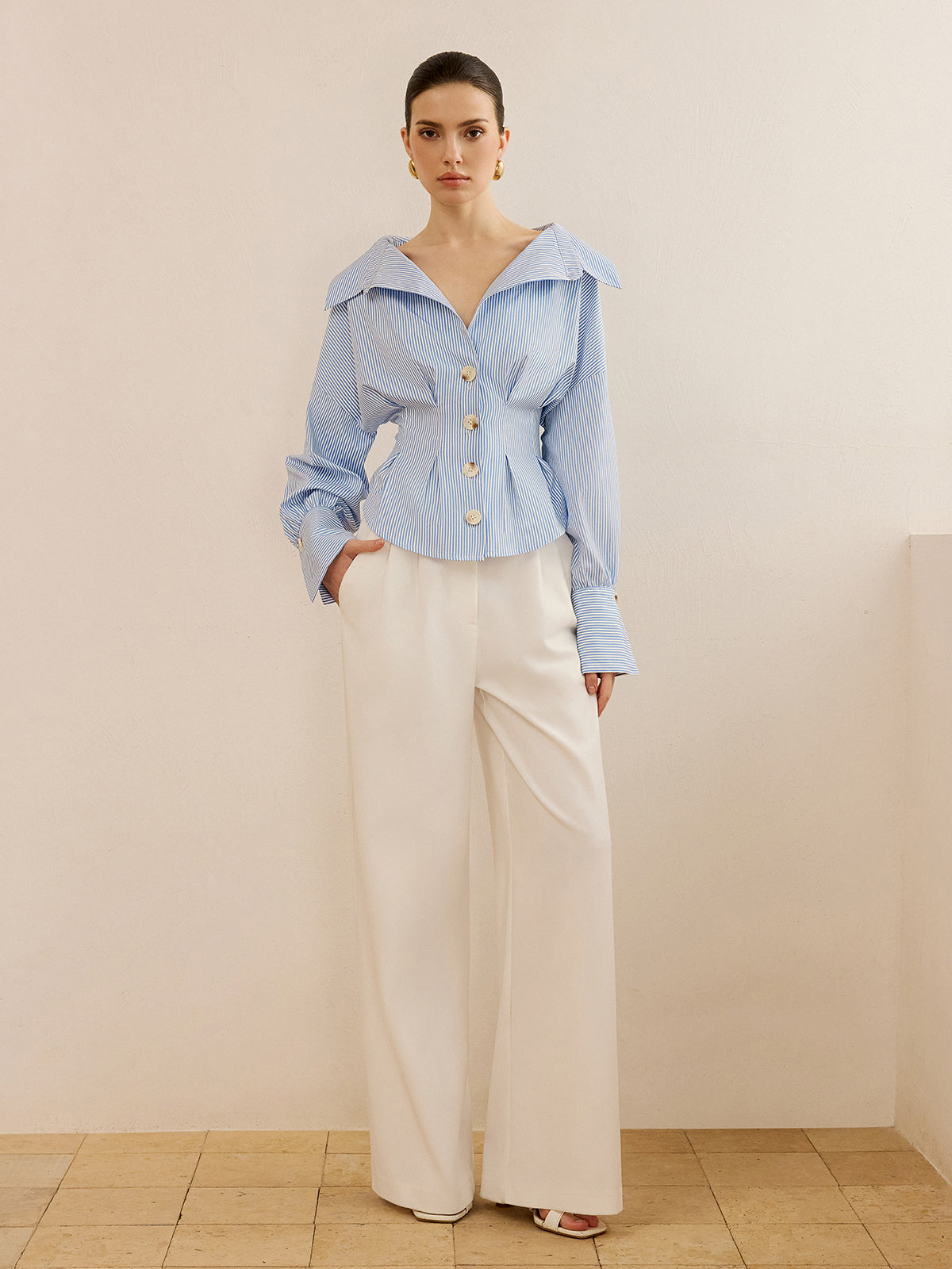 Chemise À Col Rayée Avec Design Cintré À La Taille