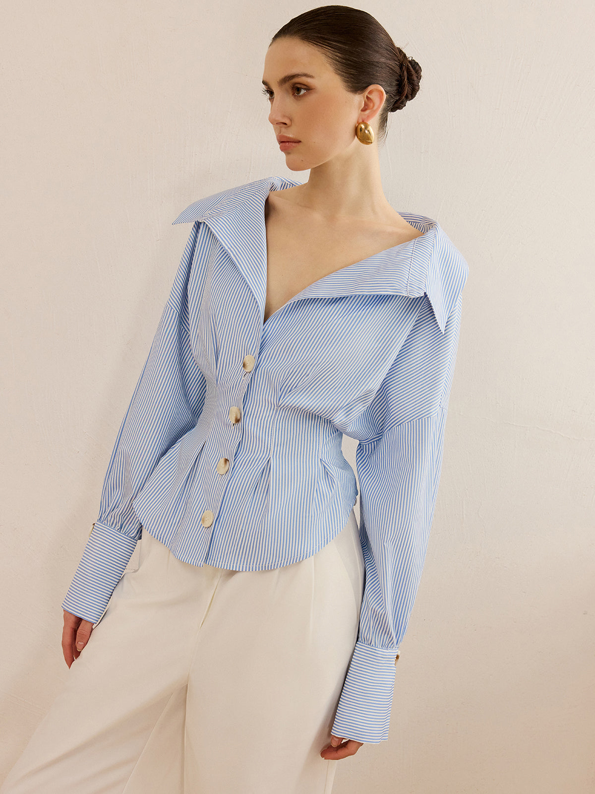 Chemise À Col Rayée Avec Design Cintré À La Taille