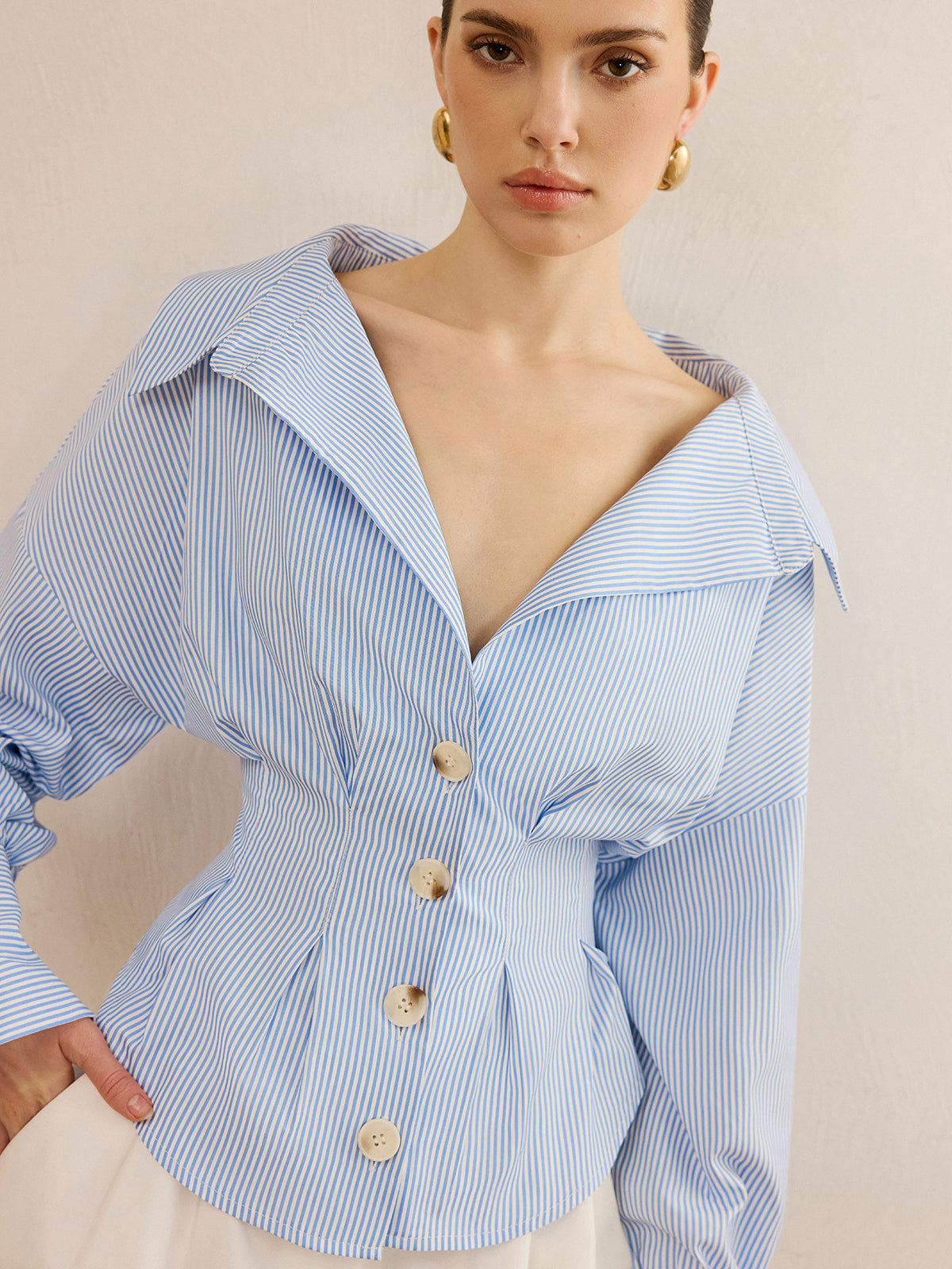 Chemise À Col Rayée Avec Design Cintré À La Taille