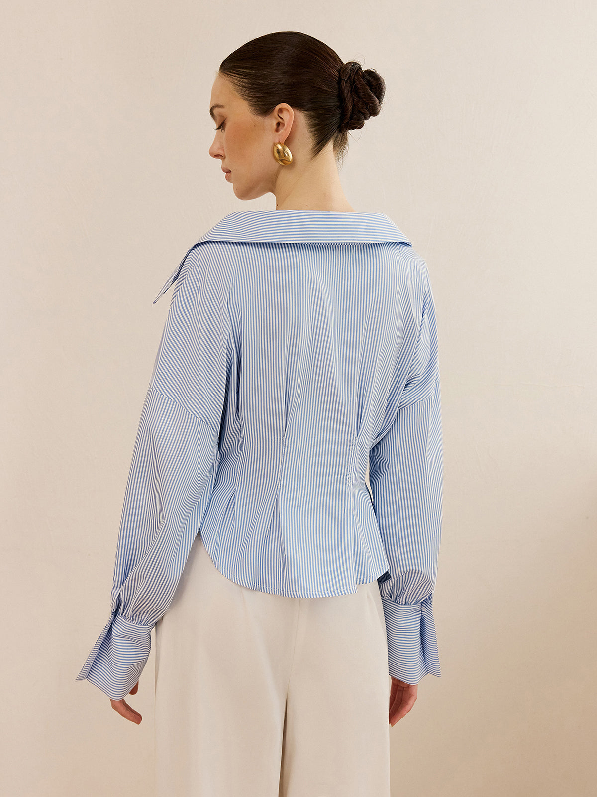 Chemise À Col Rayée Avec Design Cintré À La Taille
